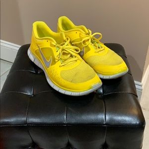 Men’s yellow Nike free run 5.0